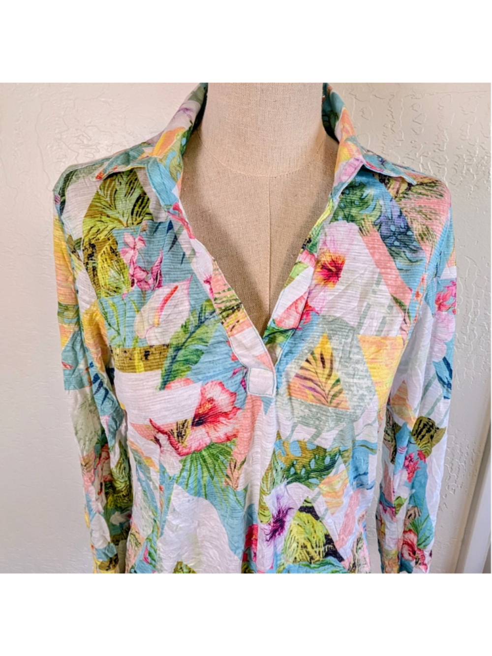 David Cline Tropical Print Top NWT Small Lightweight Crinkle Polo 3/4 sleeve - Picture 3 of 12
